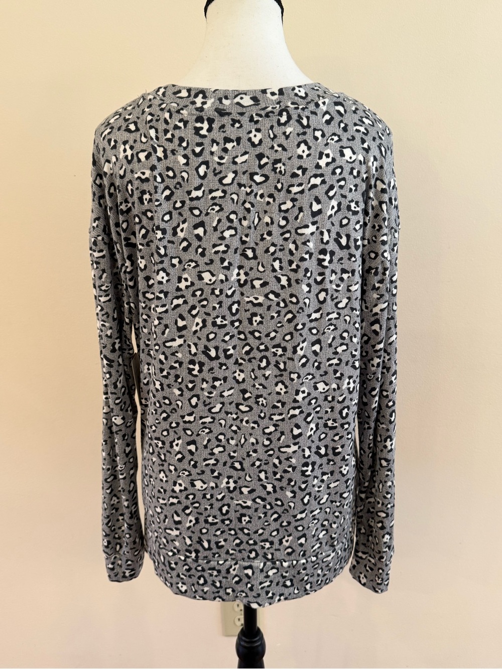 Sweet treasures - Soft Gray Leopard-Print Long Sleeve Top size medium - Picture 3 of 5